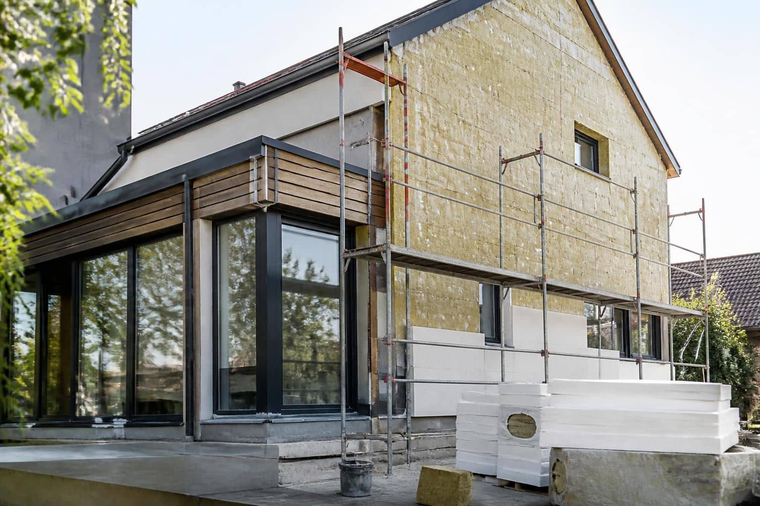 découvrez les travaux prioritaires à planifier pour une rénovation énergétique efficace, améliorez votre confort et réduisez vos factures d'énergie.